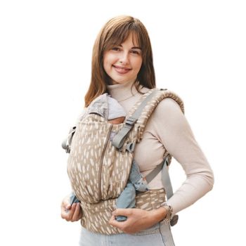 mochila portabebes ergonomica love and carry one en la que se aprecia la posicion ergonomica del bebe recien nacido